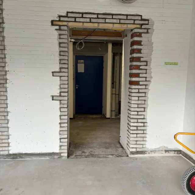 Ny døråbning muret op i en væg