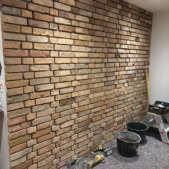 Blotlagt murstensvæg under renovering